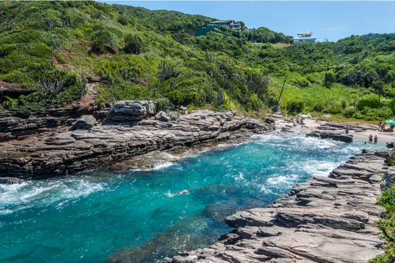 Pacote de Viagem para Búzios com Diária Grátis: O Paraíso das Praias e do Charme Tropical Descubra o encanto de Búzios, um dos destinos mais desejados do litoral brasileiro, conhecido por suas praias paradisíacas, vida noturna sofisticada e atmosfera charmosa. Desfrute de uma viagem inesquecível ao balneário que une natureza exuberante e elegância em um só lugar.  Entretenimento e Praias em Búzios