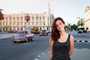 Turista sorrindo para foto no centro de Havana