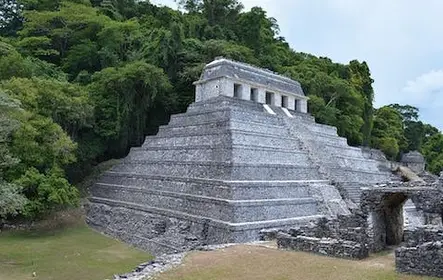 Excursão de dia inteiro ao sítio arqueológico de Palenque e cachoeiras na selva saindo de Tuxtla Gutiérrez