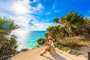 Turista aproveitando a vista paradisíaca de Cancun