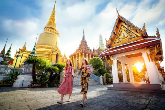 Mulheres Caminhando em Wat Phra Kaew, Bangkok, Tailândia