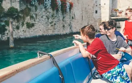 Sirmione: paseo en barco y cuevas de Catullo