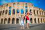 Família tirando foto divertida no Coliseu de Roma