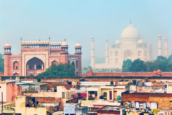 Bairro residencial de Agra com o Darwaza-i rauza e o Taj Mahal como pano de fundo