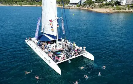 Experiencia en catamarán de día completo en Cambrils