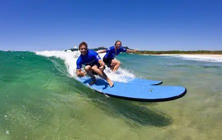 Aula de surf para iniciantes em Byron Bay