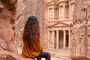 Uma turista olhando para a antiga cidade de Petra