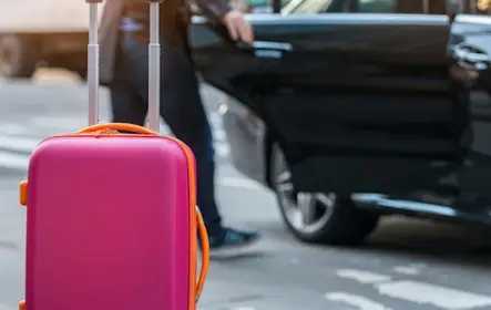 Dubái: traslado en coche privado desde la ciudad de Dubái al aeropuerto de Dubái